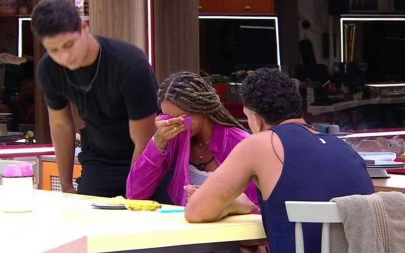 Aline desaba com saída de Diogo do BBB 25 e é consolada por Guilherme e Vinícius | abc+