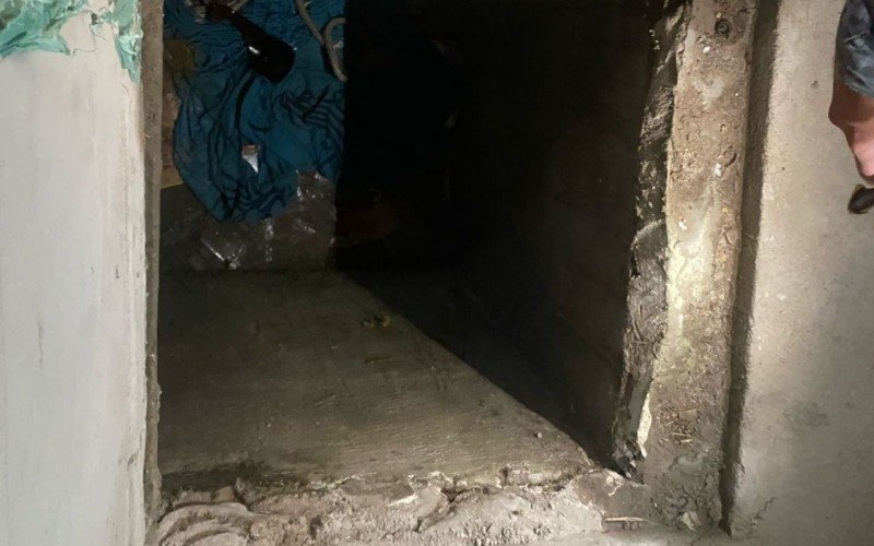 Alçapão nos fundos foi usado para esconder a vítima, uma meninha de 9 anos