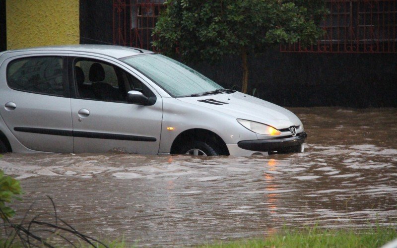 Temporal de verão alaga ruas de Novo Hamburgo | abc+