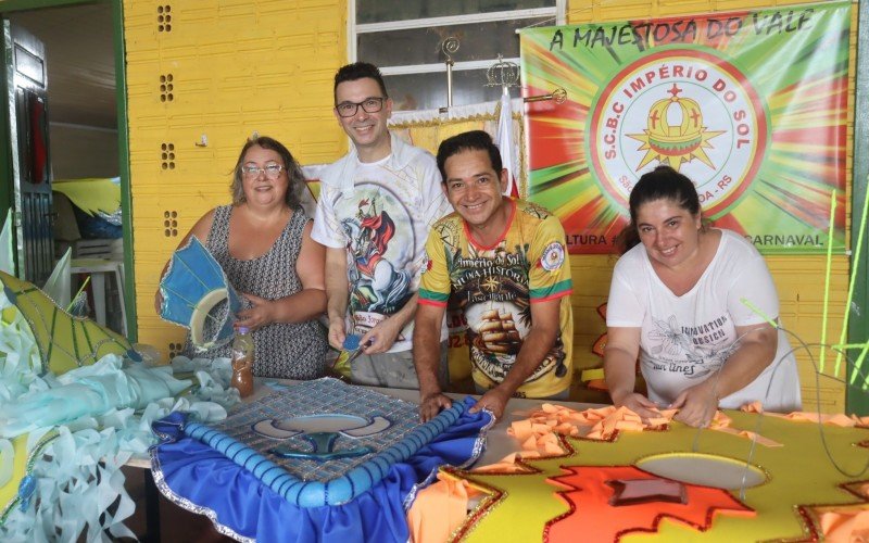 Equipe da Escola de Samba Império do Sol confecciona as fantasias na sede em São Leopoldo - costureira Simone, temista Ramão Carvalho, costureiro Jader Camargo e aderecista Naira Brum