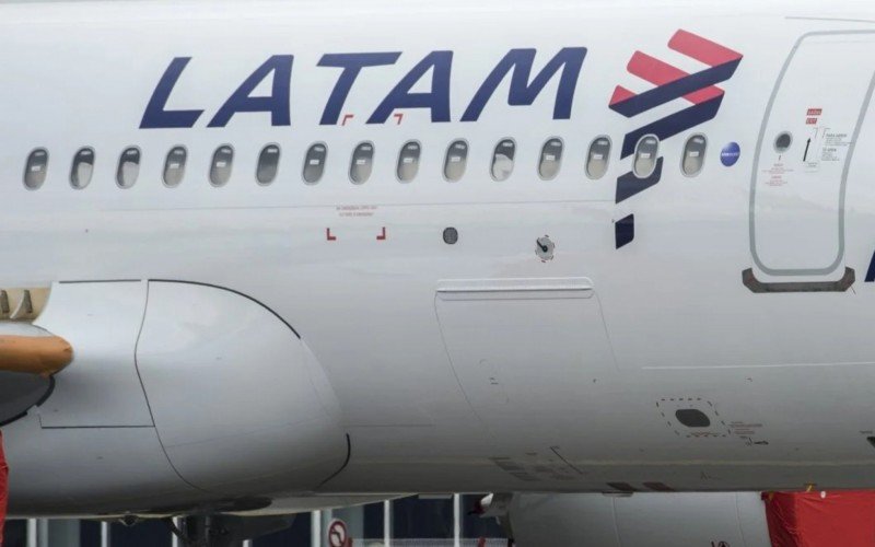 Avião da Latam solicitou prioridade de pouso no Aeroporto Internacional de Guarulhos (SP) durante a noite de segunda por "questão técnica" | abc+