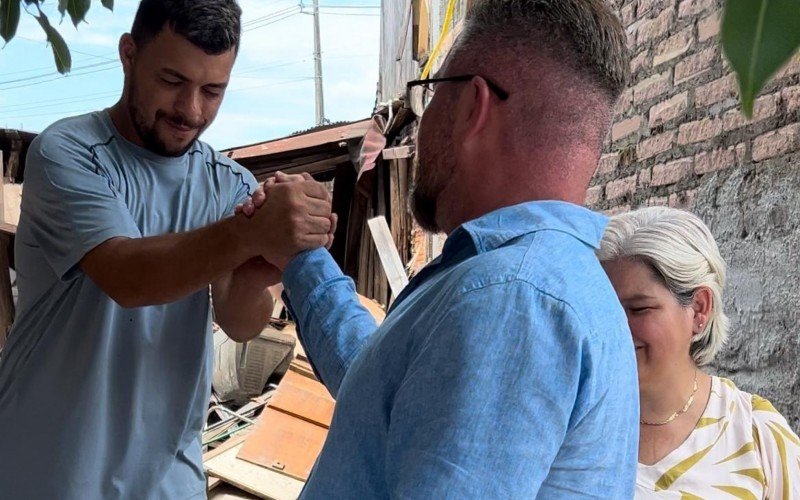Prefeito Gustavo Finck foi até a casa do pedreiro Luiz dos Santos tranquilizar família mesmo após liminar impedir prefeitura de demolir imóvel | abc+