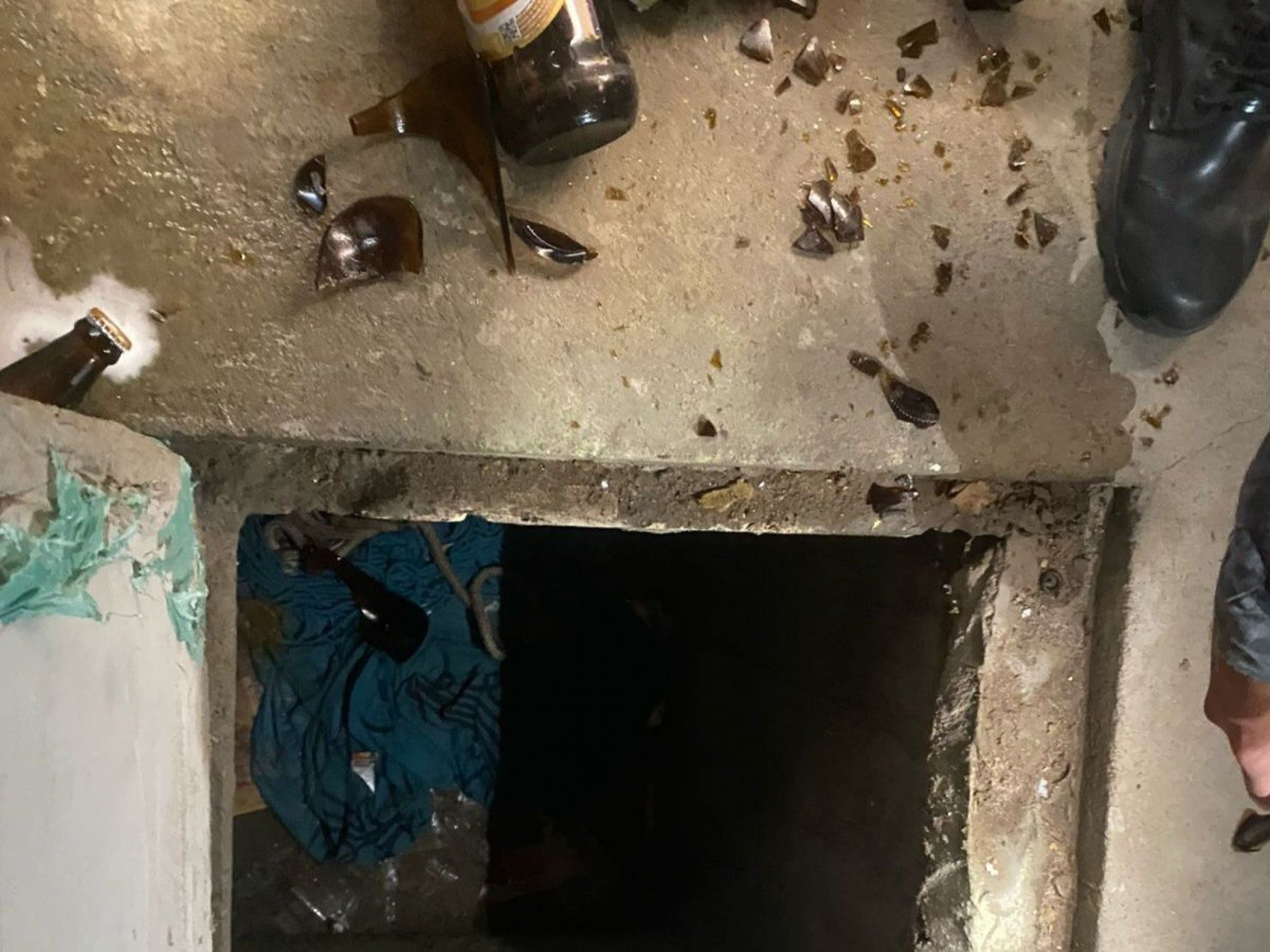 VÍDEO: Menina de 9 anos que havia desaparecido é encontrada em alçapão com tampa de concreto; homem é linchado