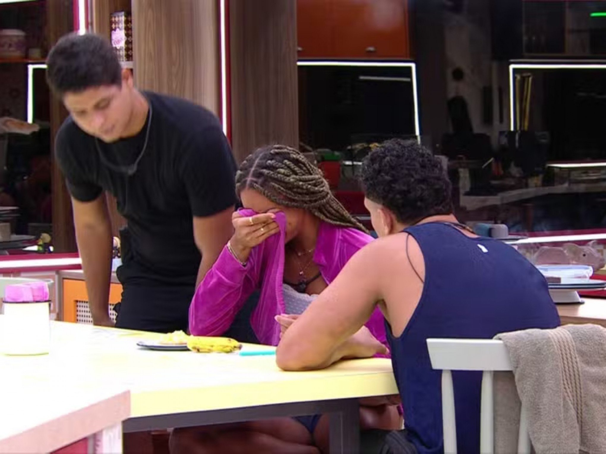 BBB: Fim do enredo ou eliminação falsa? Choro e especulações embalam madrugada no reality