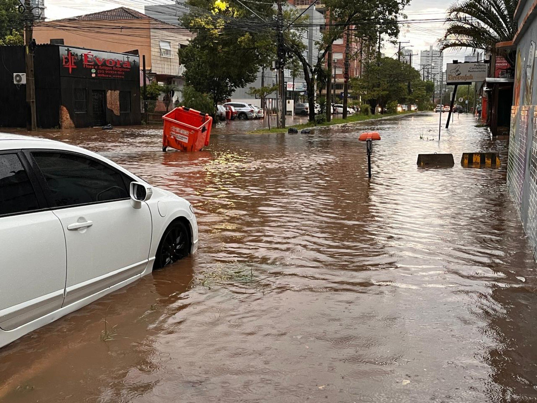 VÍDEO: Moradores de Novo Hamburgo enfrentam transtornos com ruas alagadas em diversas áreas da cidade