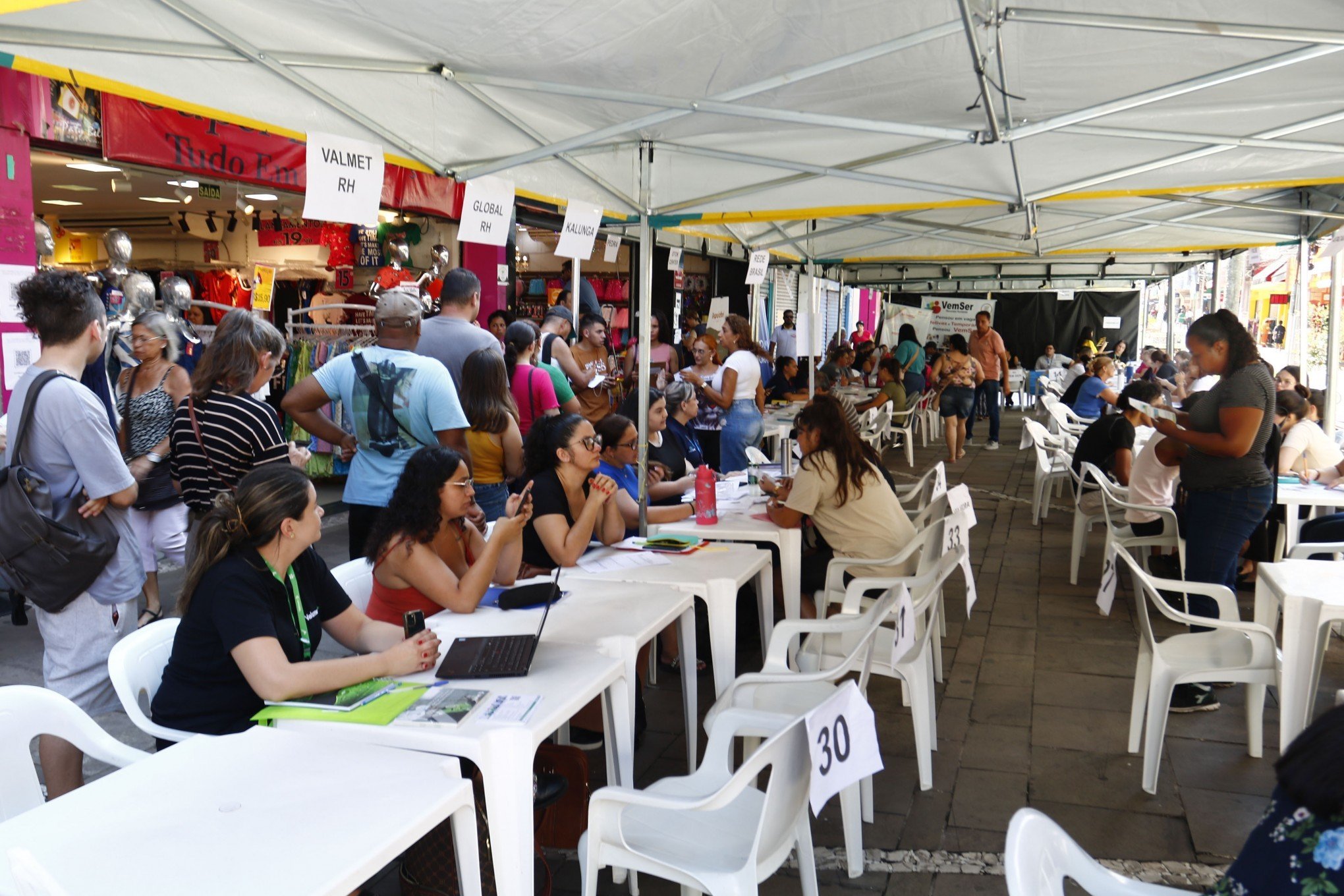 Caravana leva vagas de emprego até a população no Calçadão de Canoas