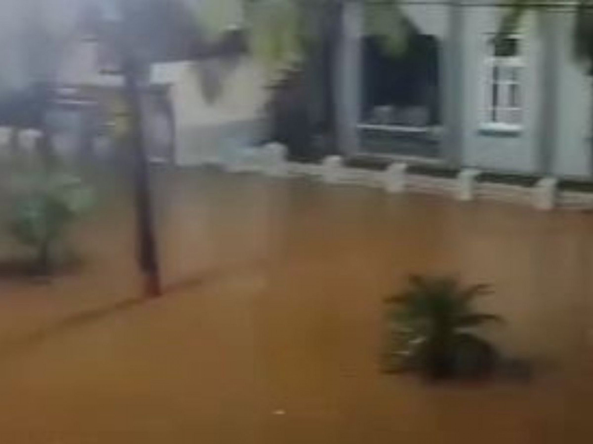 VÍDEO: Ruas de cidade no Vale do Caí são tomadas pela água; deslizamento de terra bloqueia rodovia