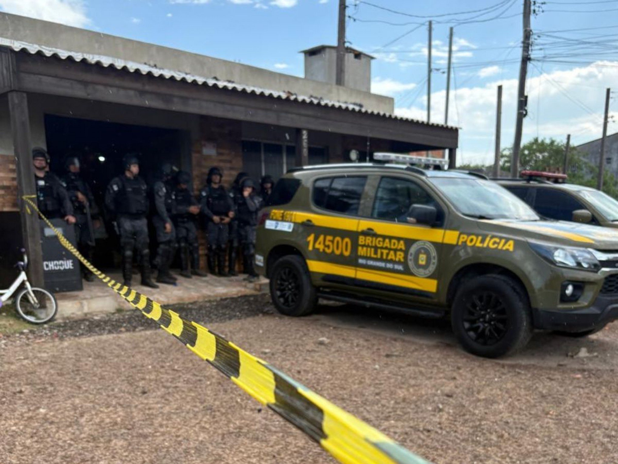 VÍDEO: Multidão tenta avançar em homem linchado que sequestrou menina de 9 anos em Tramandaí
