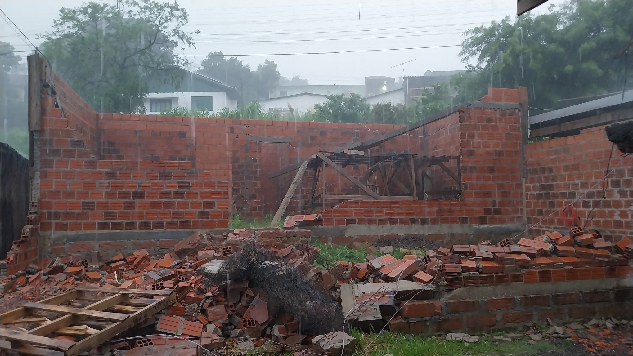 VÍDEO: Mais uma construção irregular é derrubada em Novo Hamburgo