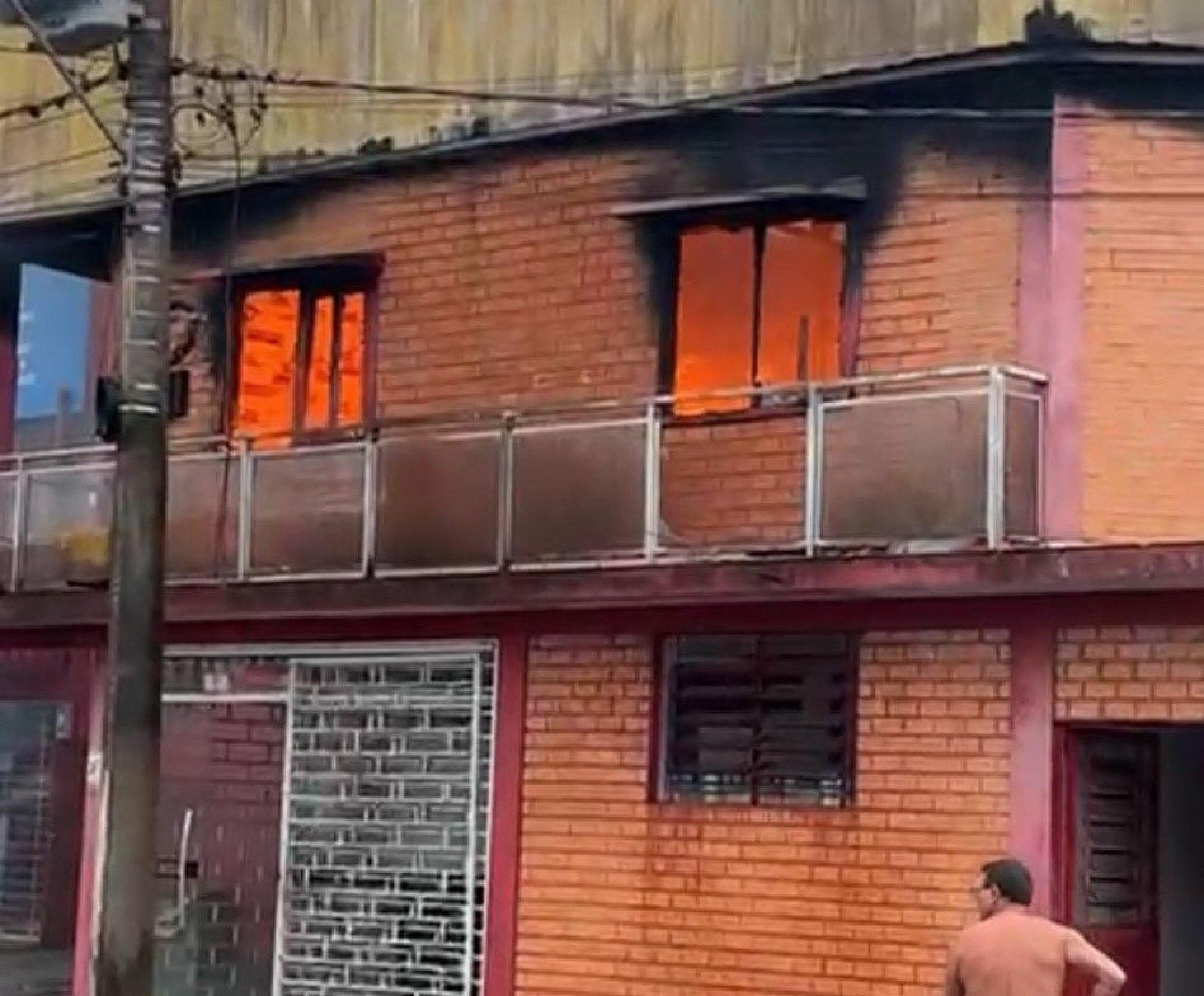 VÍDEO: Incêndio de grandes proporções atinge casa onde moravam atletas de clube de futsal da região
