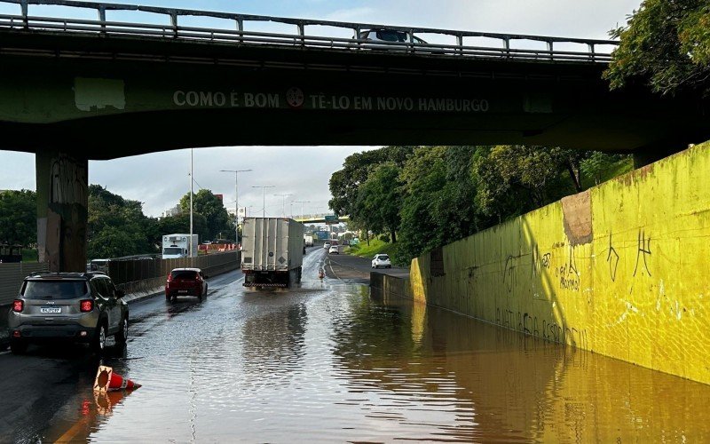 BR-116: Acúmulo de água sobre a via causa congestionamento de dois quilômetros em Novo Hamburgo | abc+