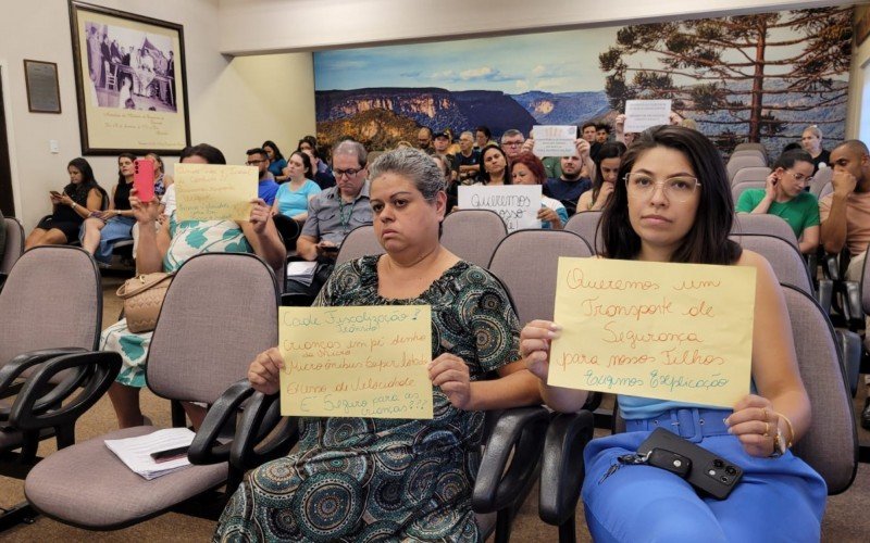 Pais foram até a Câmara cobrar serviço de transporte