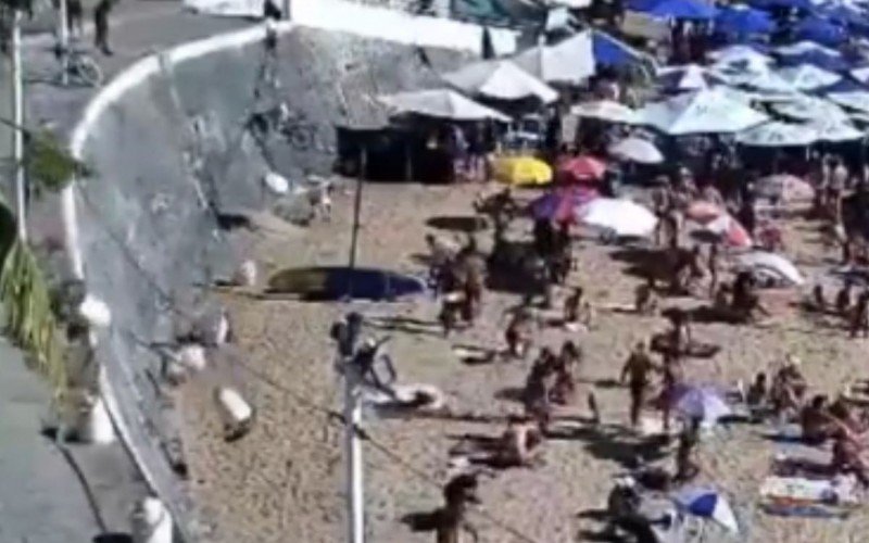 Homem se desequilibra, cai e derruba estruturas em orla de praia na Bahia | abc+