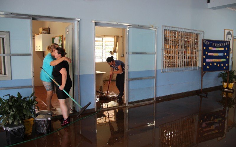 Comunidade escolar unida para limpar o Colégio