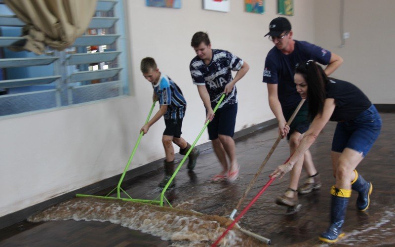 Comunidade escolar unida para limpar o Colégio