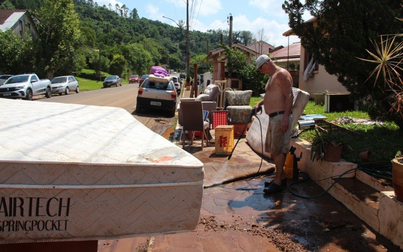 Colchões e outros móveis na rua trazem as lembranças da enchente de 2024