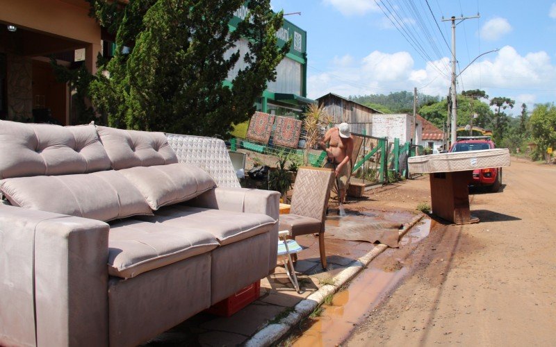 Kerber trabalhava na limpeza para poder voltar para casa