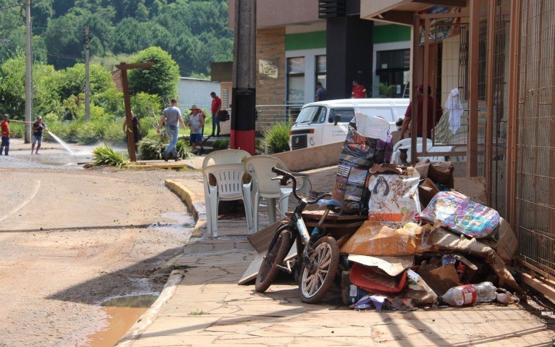 Ruas voltaram a ter móveis e pertences virando lixo