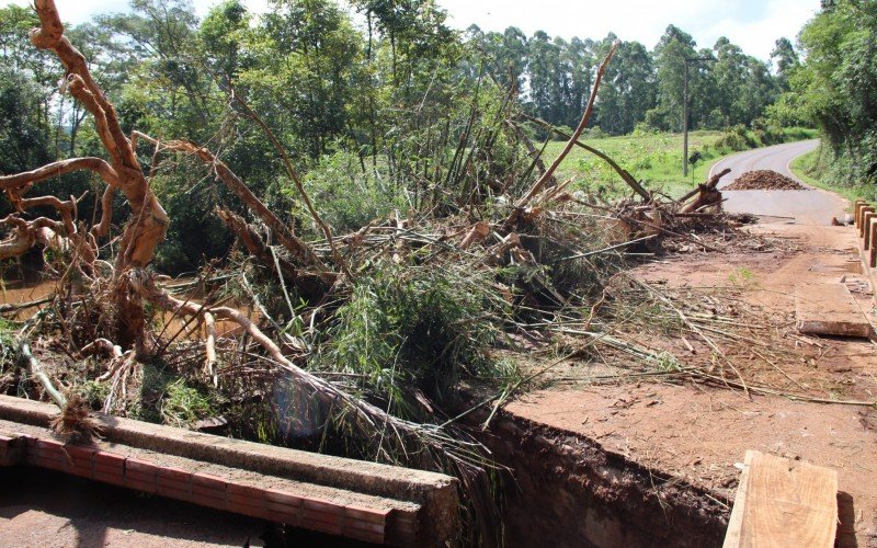Ponte na Comunidade da Esperança foi destruída