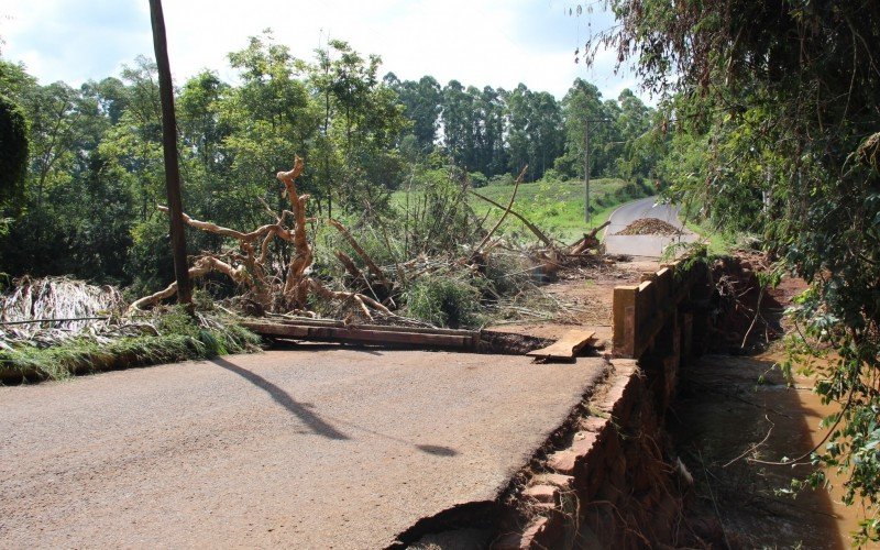 Ponte na Comunidade da Esperança foi destruída