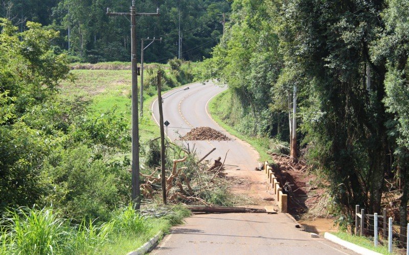 Ponte na Comunidade da Esperança foi destruída