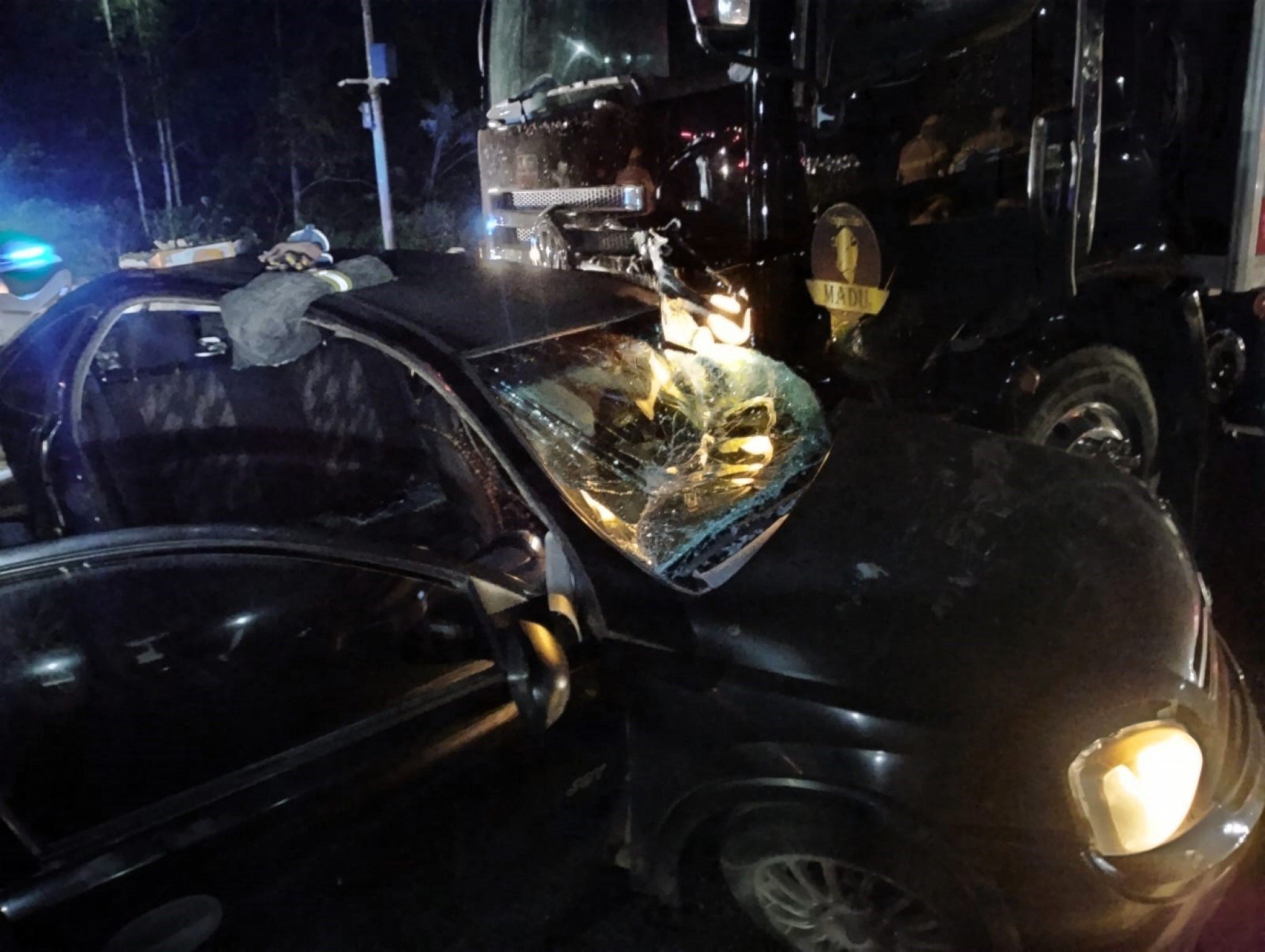BR-116: Acidente envolvendo carro e caminhão deixa quatro feridos no Vale do Sinos