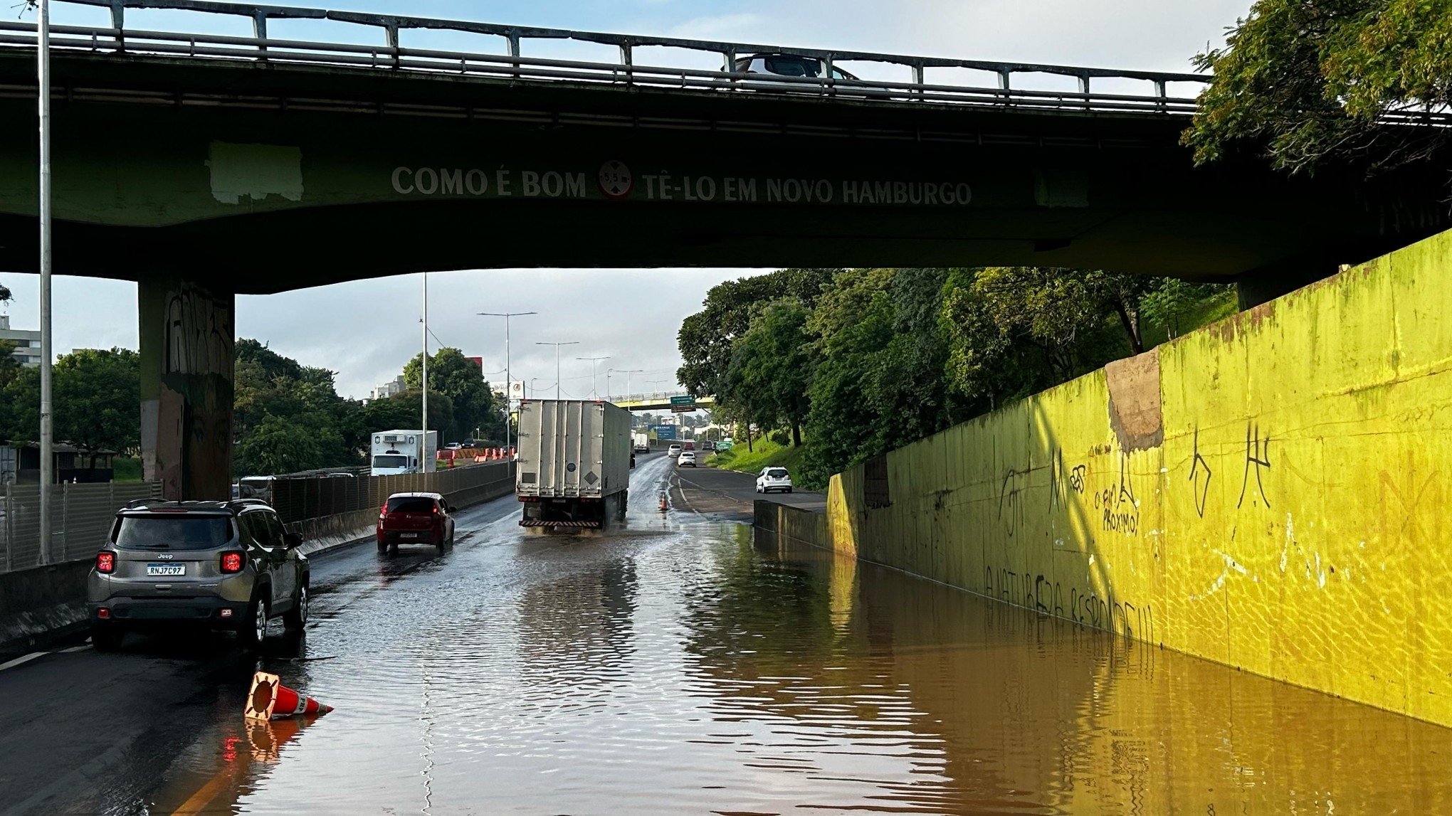 BR-116: Acúmulo de água sobre a via causa congestionamento de dois quilômetros em Novo Hamburgo
