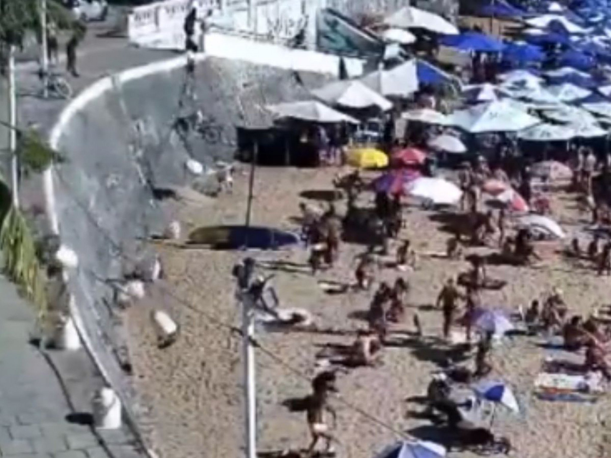 VÍDEO: Homem se desequilibra, despenca e derruba blocos de concreto em efeito cascata em praia na Bahia