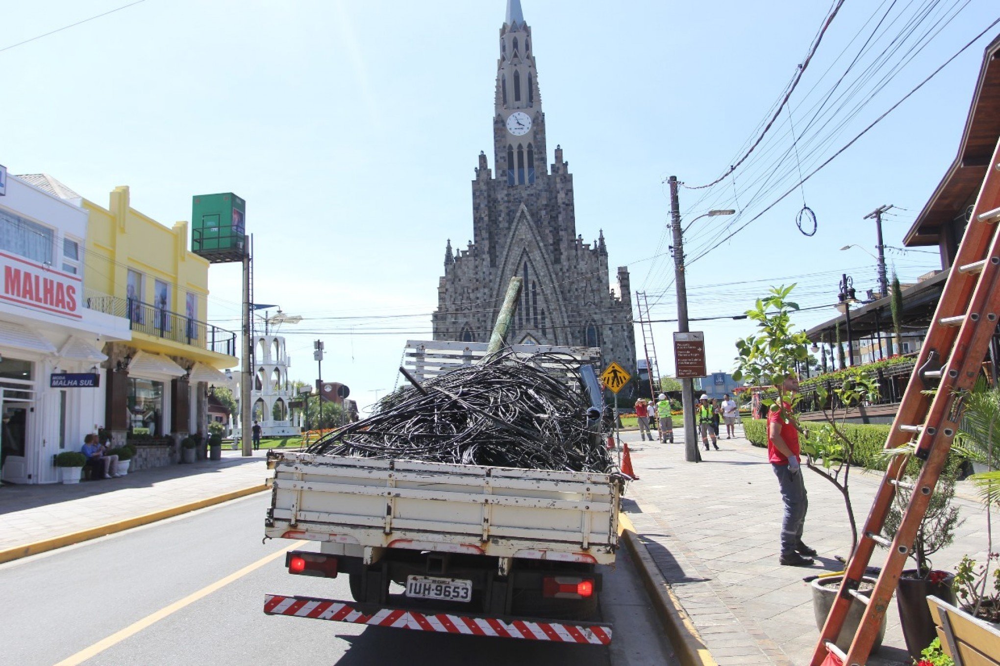 Operação Poste Limpo retira mais de uma tonelada de fios inativos em Canela