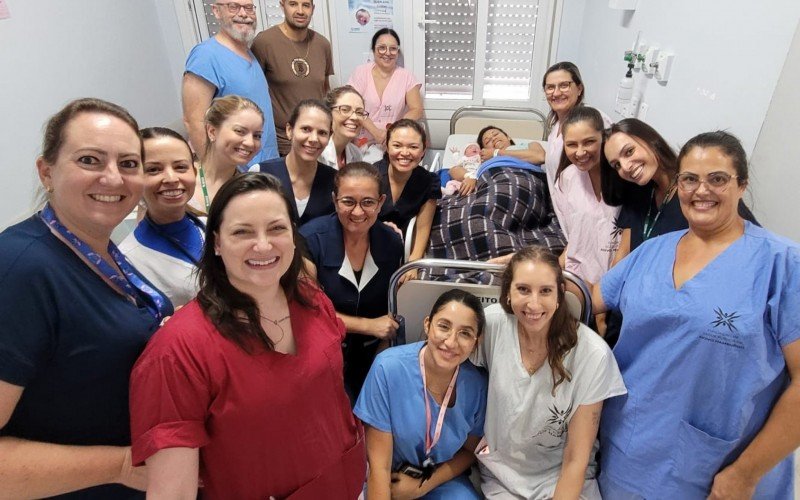 Equipe do Hospital Municipal com a família | abc+