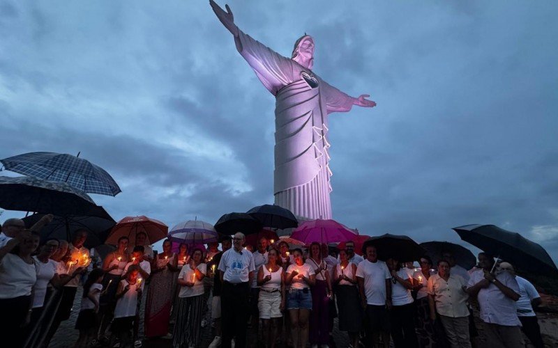 Fiéis se reúnem no Cristo Protetor e fazem orações pela saúde do Papa Francisco no RS | abc+