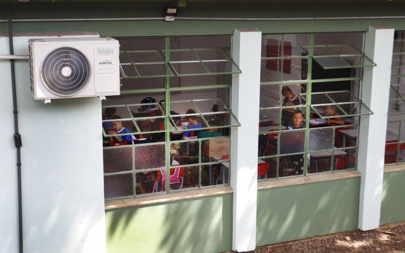 Ar-condicionados estão instalados, mas sem ligação com a rede elétrica