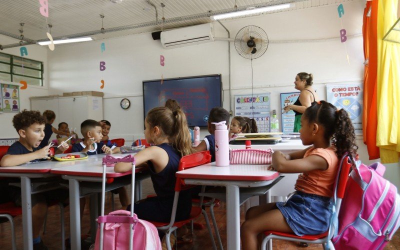 Apenas os ventiladores estão em funcionamento nas salas de aulas da Emef Guajuviras em Canoas