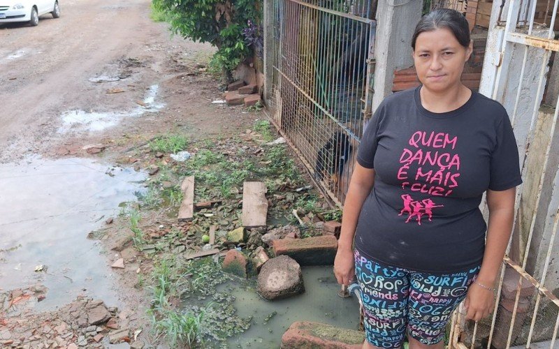 Ana Paula Moreira Nunes, 33 anos, que mora na Rua Jumbo, relata problemas com esgoto a céu aberto | abc+