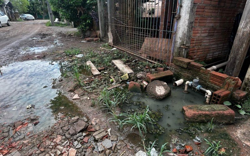 Moradores da Rua Jumbo, na Vila Getúlio Vargas, enfrentam transtornos com o esgoto a céu aberto | abc+