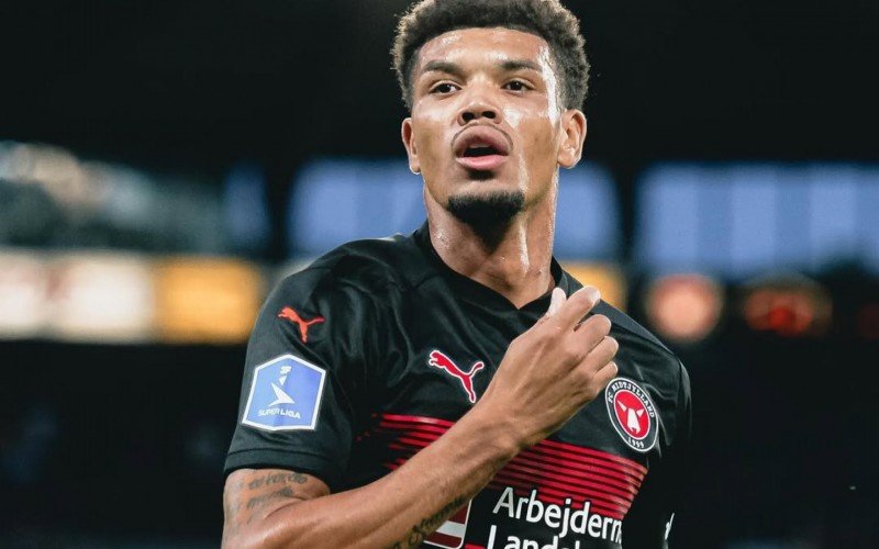 Zagueiro Juninho deixou o Midtjylland, da Dinamarca, para fechar com o Inter até 2027 | abc+