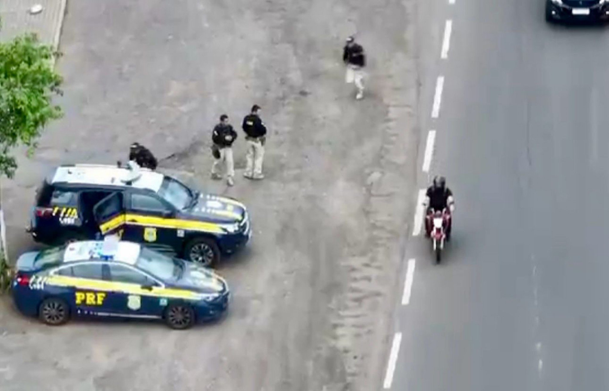 VÍDEO: Com uso de drone na BR-116, PRF prende condutor de moto que tentou fugir de barreira