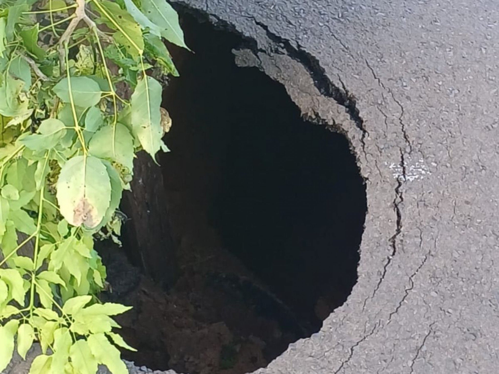 Buraco deixa rua parcialmente interditada em Novo Hamburgo