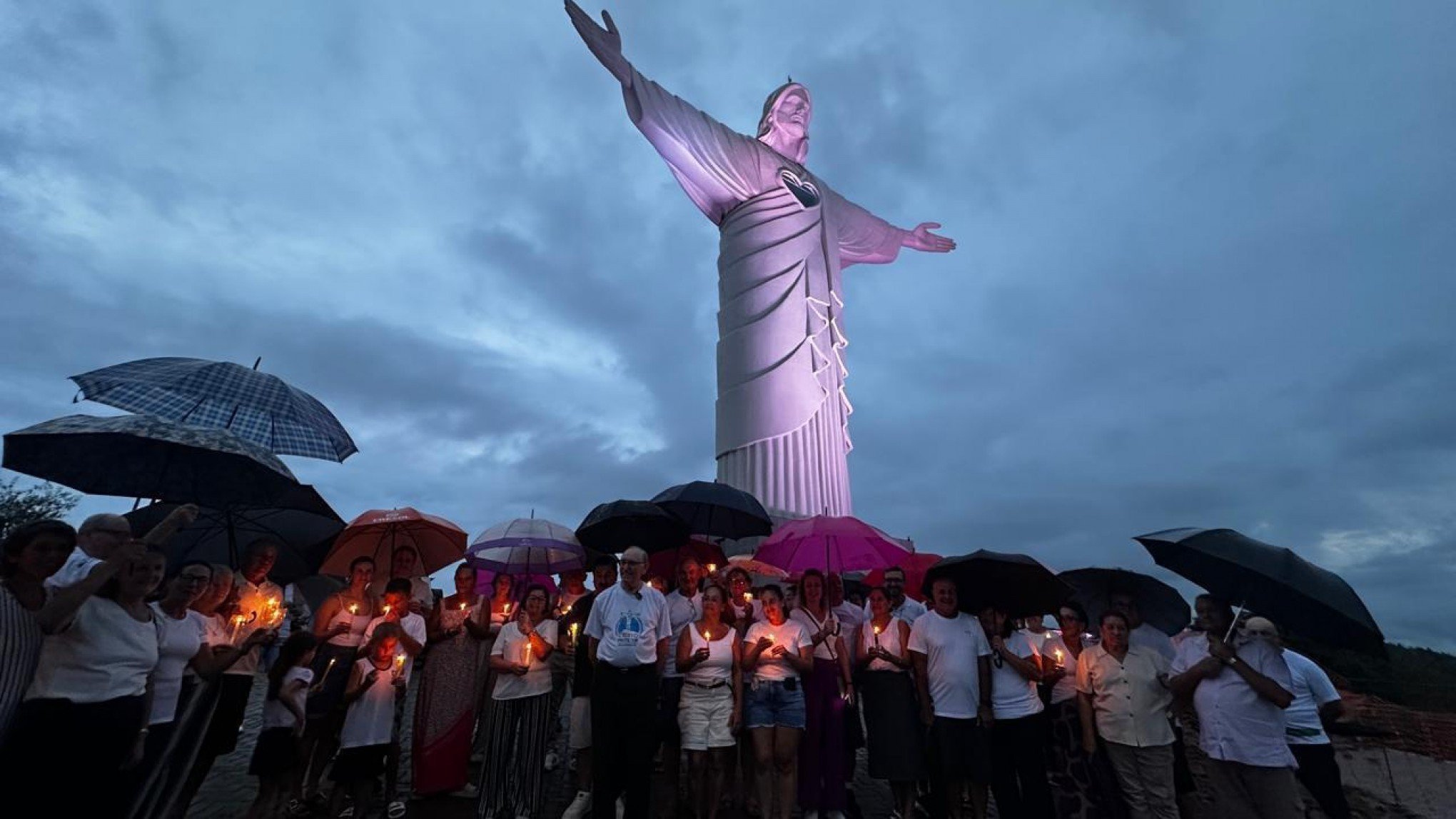 Fiéis se reúnem no Cristo Protetor e fazem orações pela saúde do Papa Francisco no RS