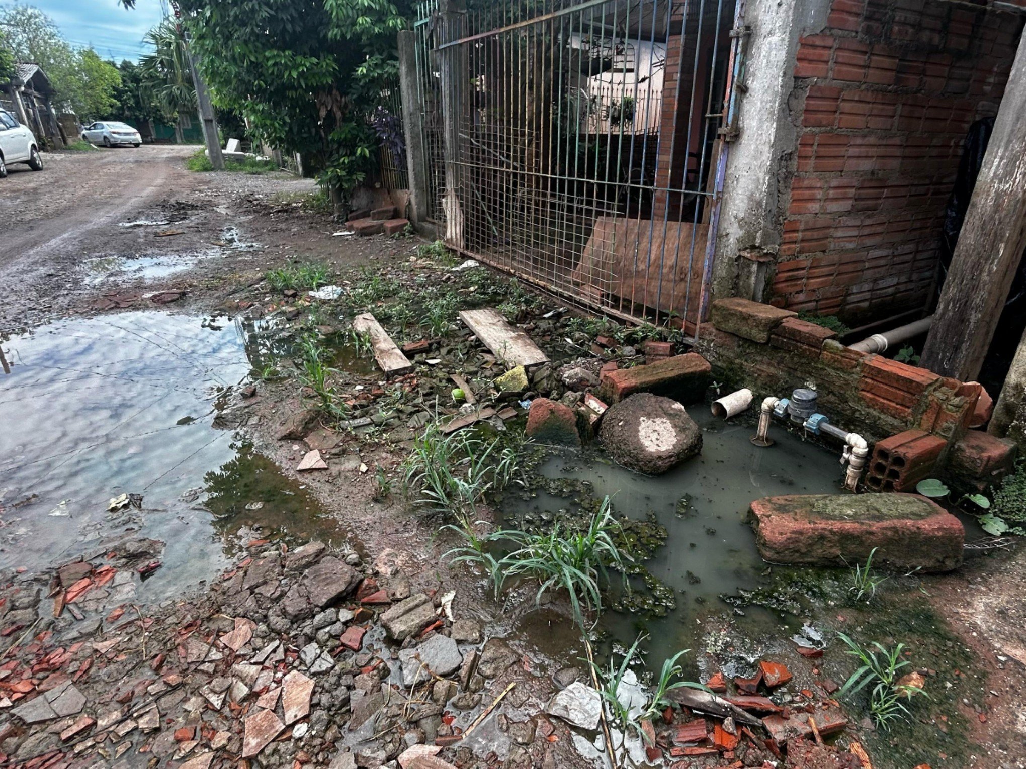Moradores da Vila Getúlio Vargas reclamam de esgoto a céu aberto em frente às suas casas