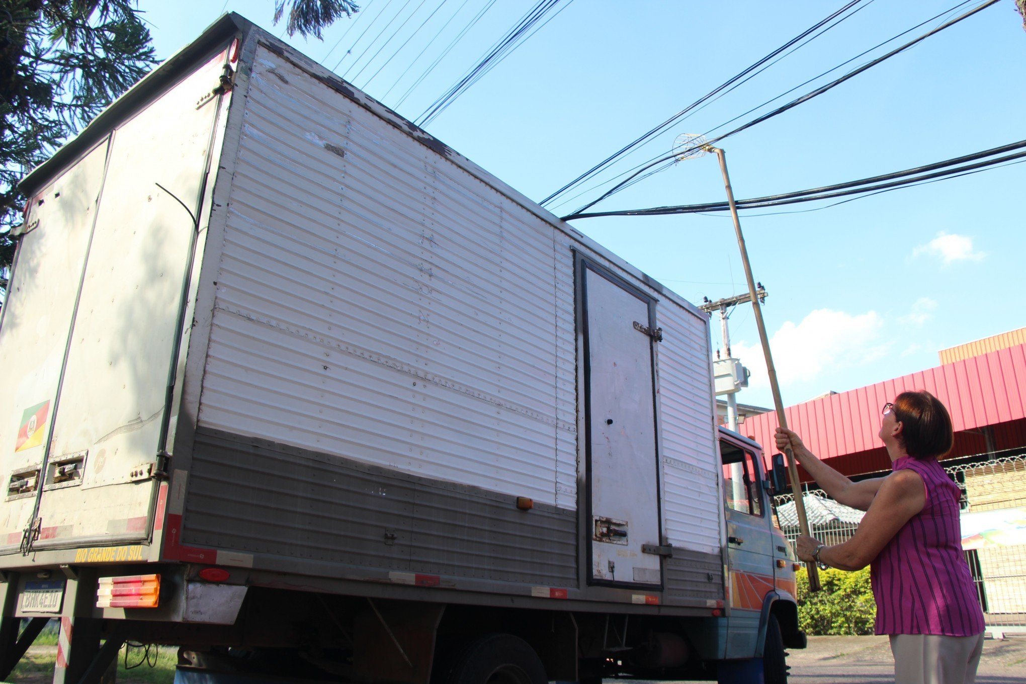 Emaranhado de fios atrapalha a rotina de moradores na região