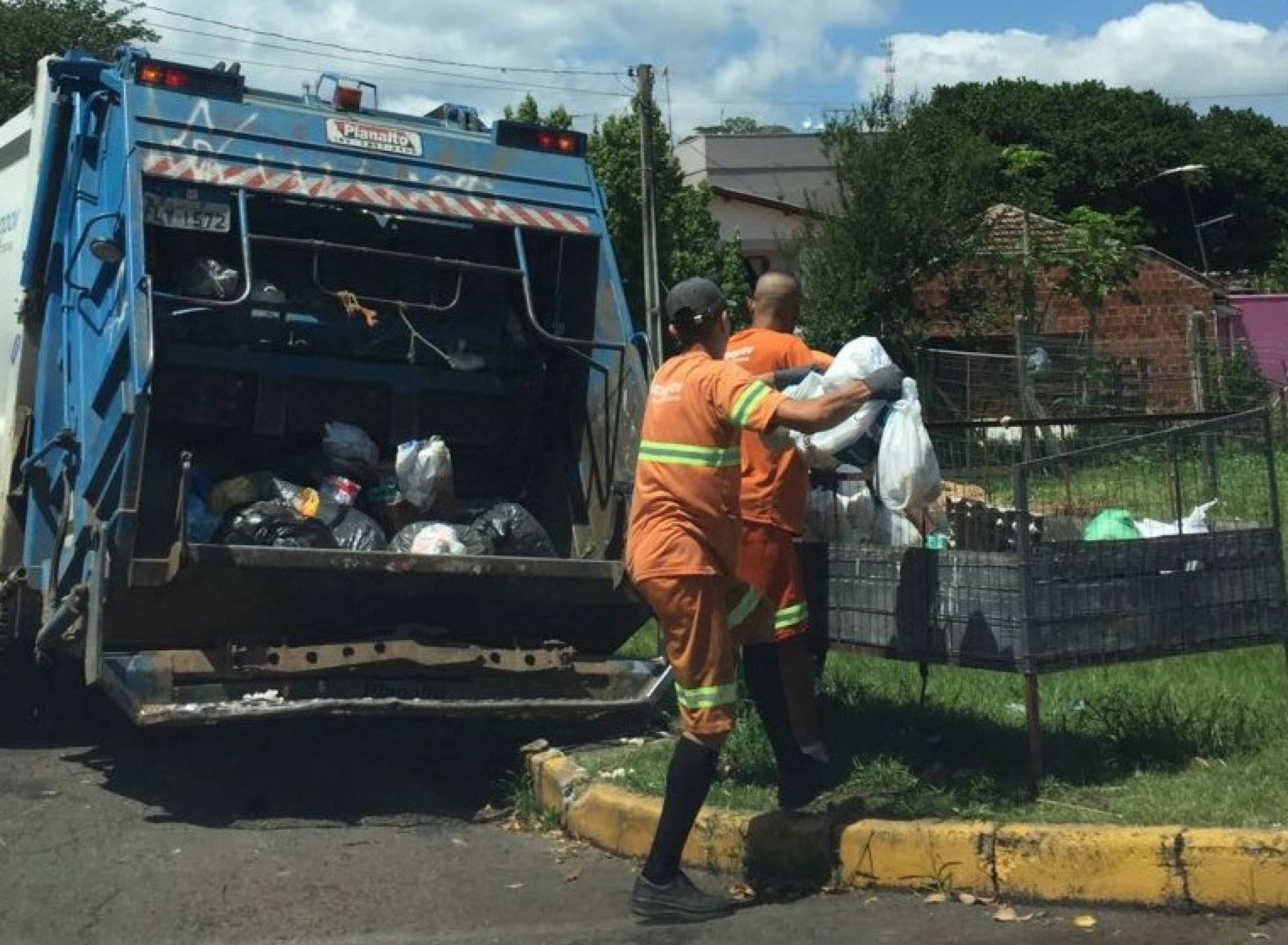 Nova empresa assume coleta de lixo; conte como está o serviço no seu bairro