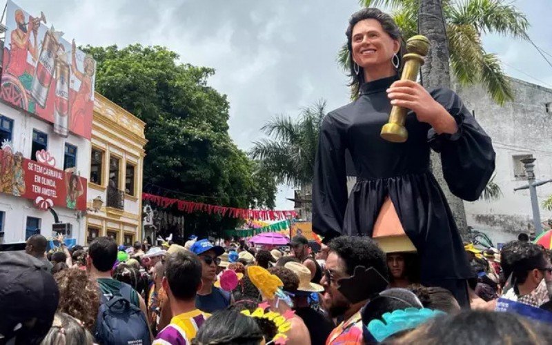 Fernanda Torres virou Boneco de Olinda | abc+
