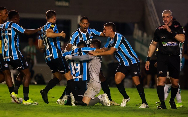 Jogadores do Tricolor comemoram a vitória e a classificação à final do Gauchão | abc+
