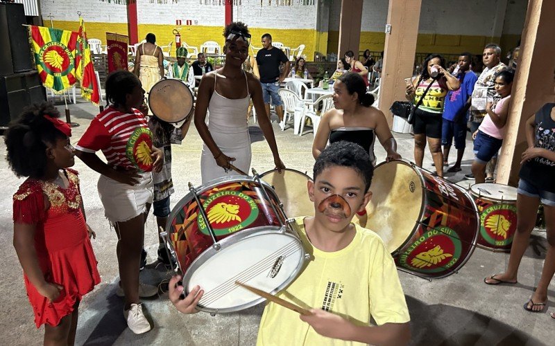 Cruzeirinho realiza projeto social que ensina percussão, teatro e desenho para crianças e adolescentes | abc+