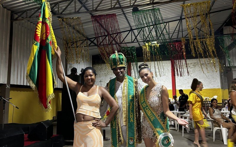 Rosane Dutra, ex-porta-bandeira e atual tesoureira da escola, ao lado da corte do Carnaval de Estância Velha, Edson Lobão e Tainá Campagnoni | abc+