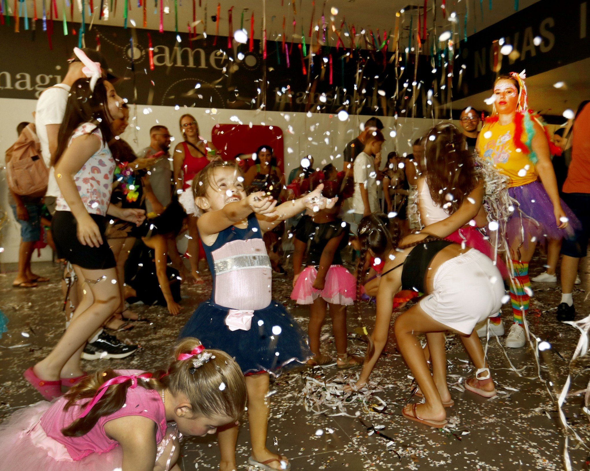 Baile de carnaval anima crianças e adultos neste sábado em Canoas