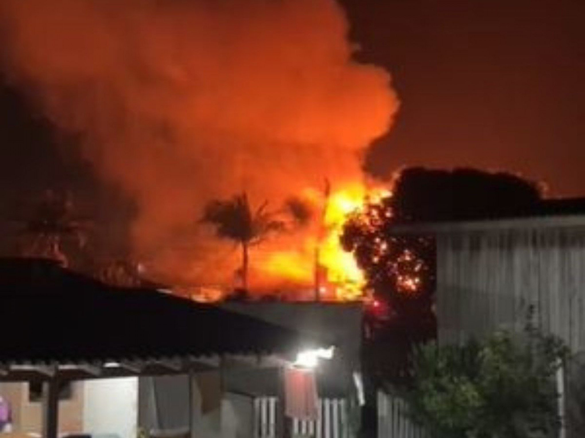 VÍDEO: Incêndio de grandes proporções atinge ao menos uma casa no litoral norte