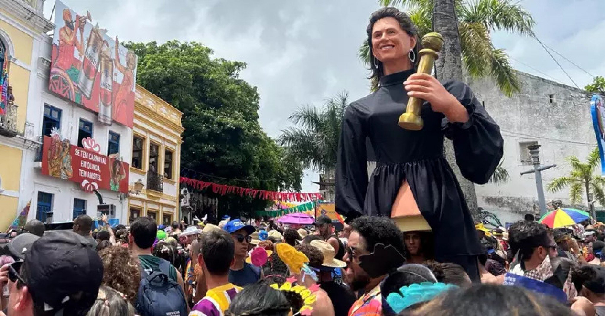 CARNAVAL: Fernanda Torres vira bonecão de Olinda antes de disputar o Oscar nos EUA