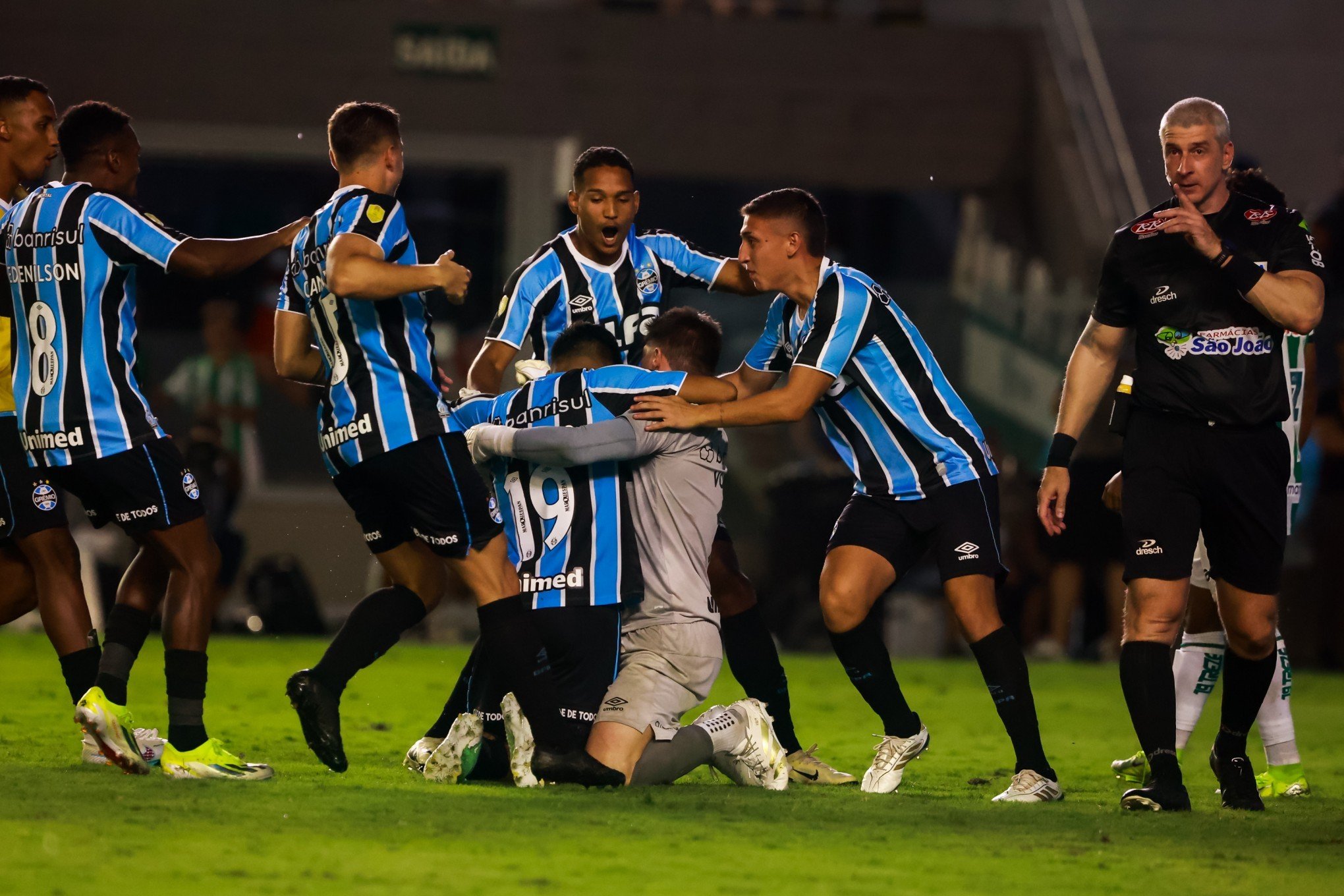 Volpi e Gustavo Martins salvam, Grêmio vence o Juventude e sonho do octa segue vivo